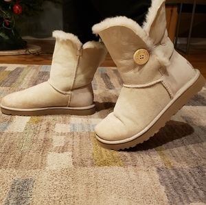 UGG Classic Short Bailey Button